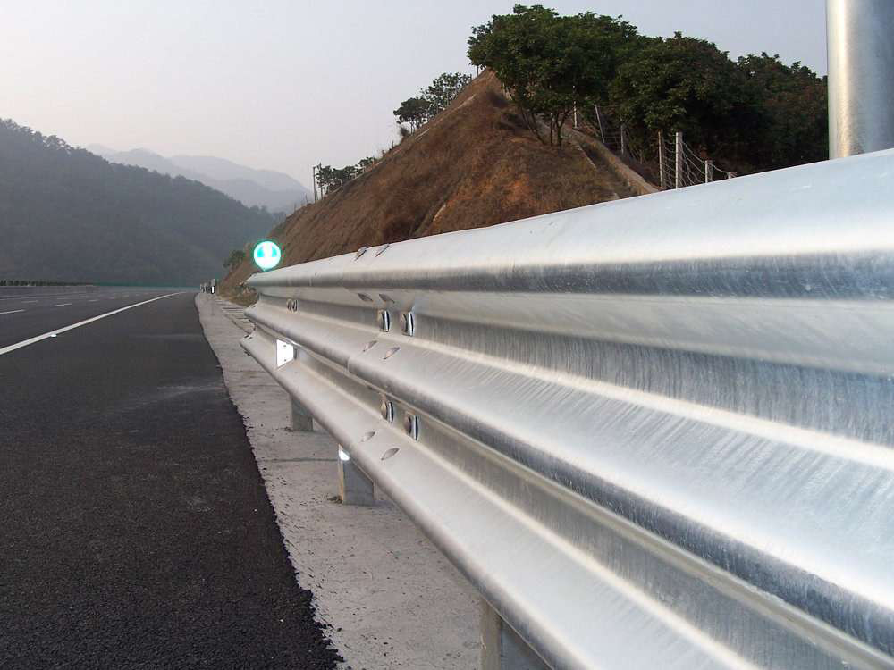 High Strength Steel Highway Guardrail System W Beam With Pole Hot Dip Galvanized 80µM